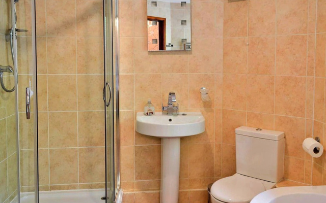 Bungalow in Bovey Tracey With Hot Tub