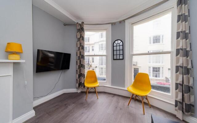 Cosy three bedroom flat next brighton seafront SLEEP 8
