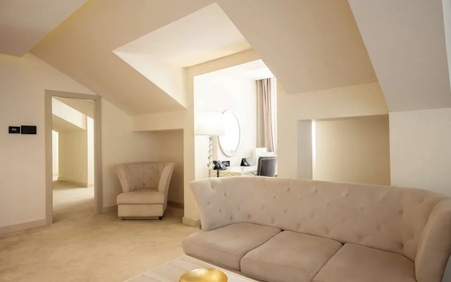 Tresor Le Palais Timisoara, Curio Collection By Hilton