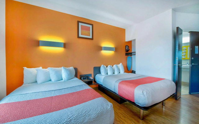 Motel 6 Eagle Pass, TX - Lakeside