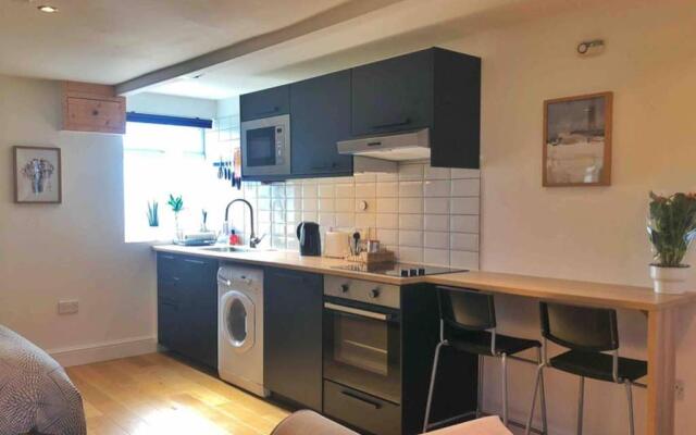 Modern Studio Apartment Near Town Centre