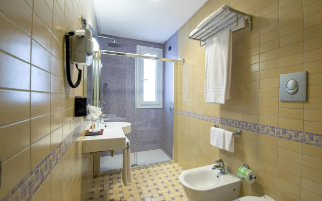 Artemis Hotel