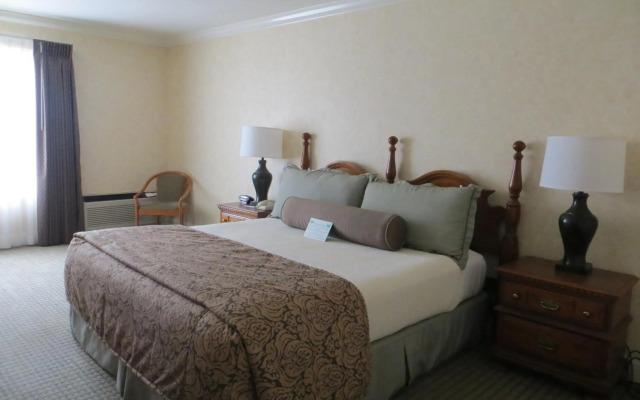 Cow Hollow Inn & Suites