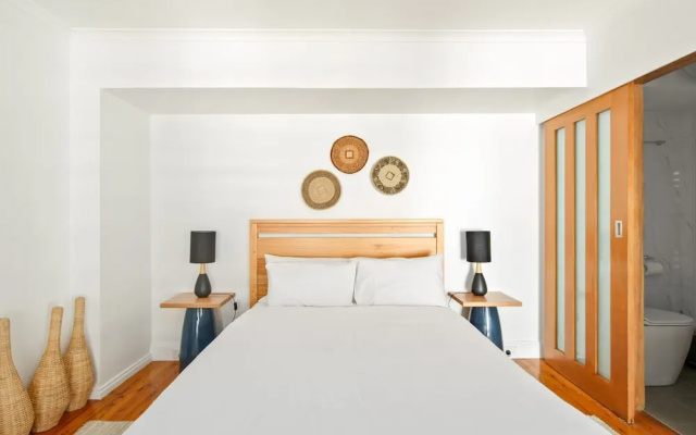 Stylish Inner City 2-bed Unit by Fig Lane Park – Guest Rooms – Sydney