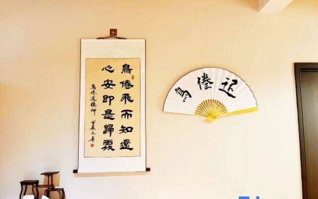 Weary people go back home