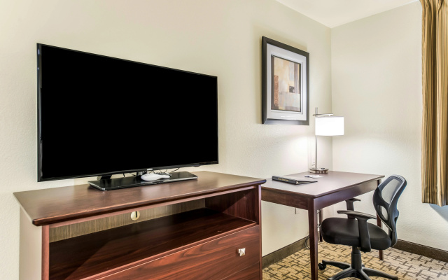 Cobblestone Hotel & Suites - Hutchinson