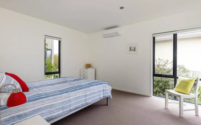 Sea Haven: coastal views, family retreat