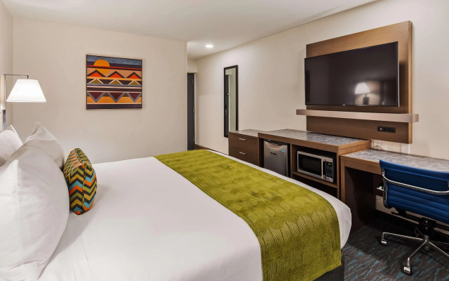 La Quinta Inn & Suites by Wyndham Tulsa Downtown/Route 66