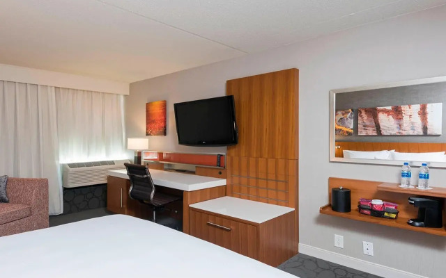 Sonesta Hotel Grand Rapids Airport