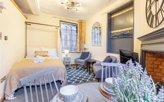 Host Stay Merchant House Studio