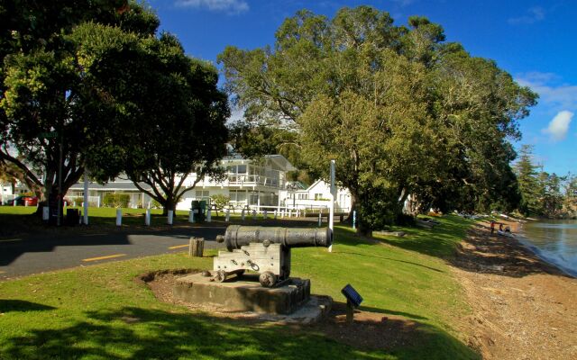 Hananui Lodge and Apartments