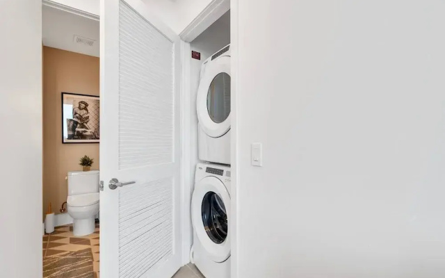 Penthouse 1BR Breathtaking City & Water Views