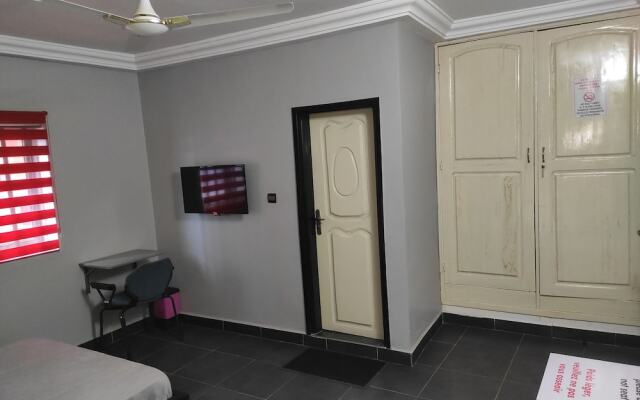 Royal Blue Guest House & Bar