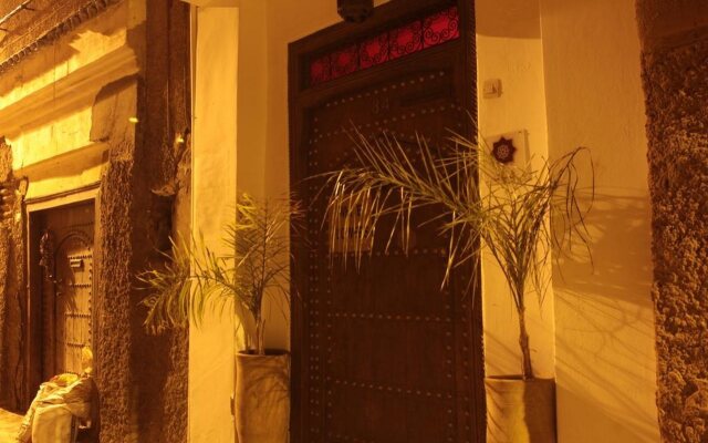 Riad White Flowers