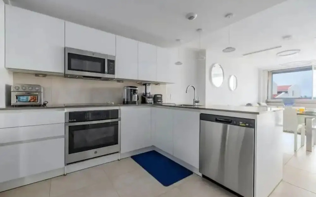 Eagle Beach Modern 2br2ba Beachfront Condo w Pool