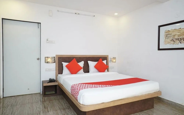 OYO 18730 Galaxy Inn