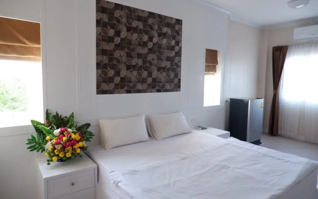 Crystal Place Prathai