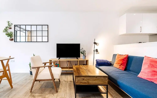 Modern 2-bed Flat With Terraces in Leyton
