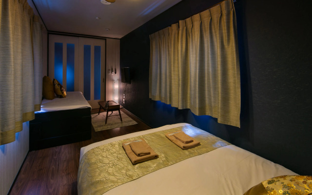 Calm Asakusa Kaminarimon Gate