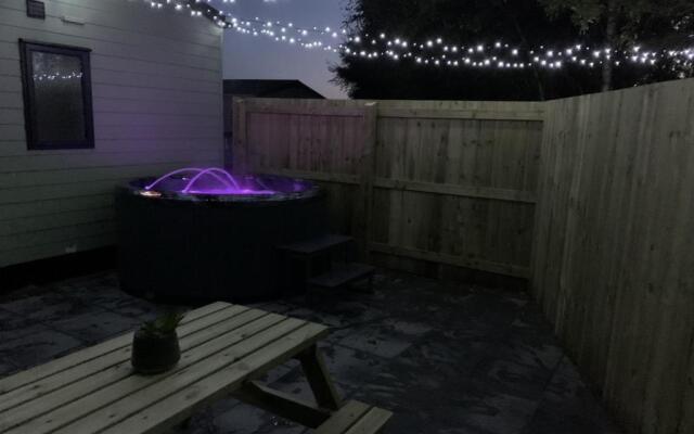 Lola Lodge - Luxury Hot Tub Retreat