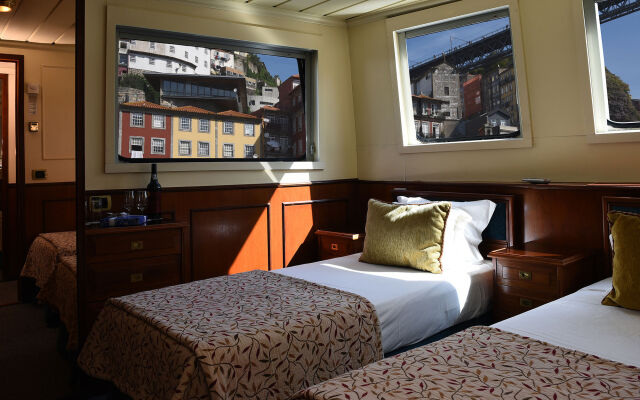 Invicta Ribeira Boat Hotel