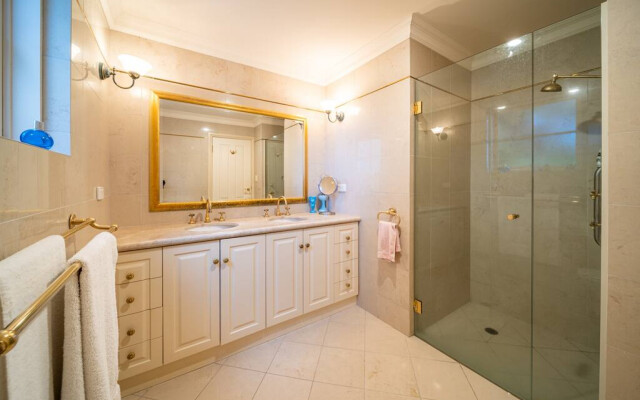 Glenelg Beach Stylish 2 Story Townhouse Sea View
