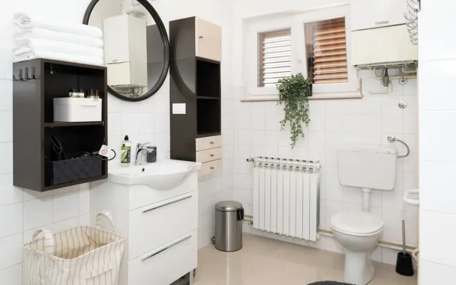 Spacious 2 Bedroom Apartment With Balcony