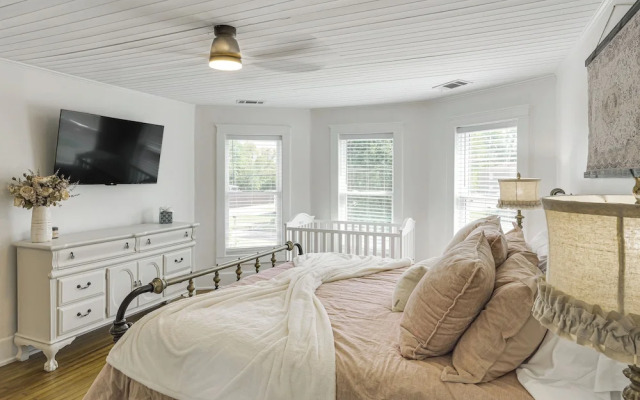 Lebanon Retreat: Decks, Fire Pit & Yard