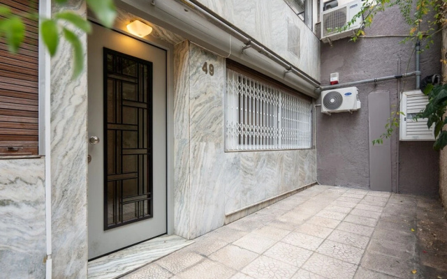 Kolonaki Chic Minimalist Studio-Athens