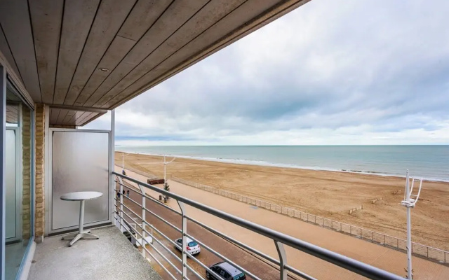Modern, Luxurious Corner Flat on the Seafront
