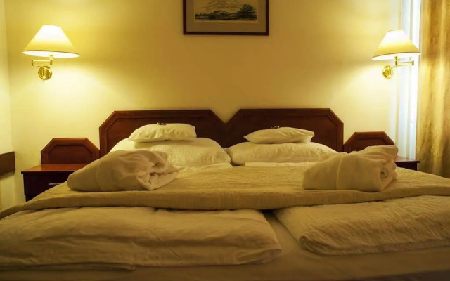 Komfort Hotel Platán