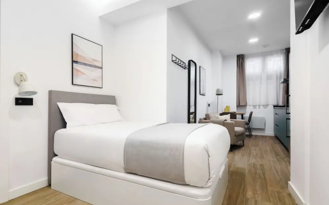 limehome Piraeus Iris