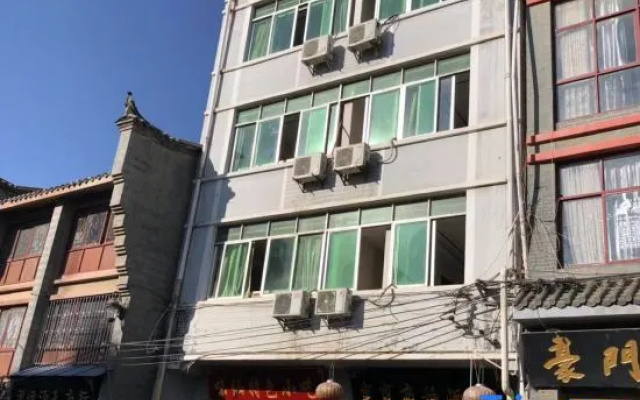 Zhaotong Huangbao Business Hotel