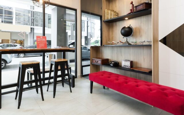 B Lot Hotel by ZEN Rooms