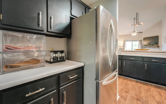 Fireplace, Indoor Pool Access! Family Branson Unit