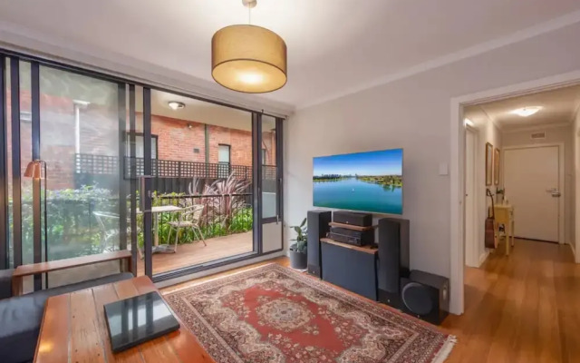Light 2 Bedroom Apartment in Elwood With Balcony