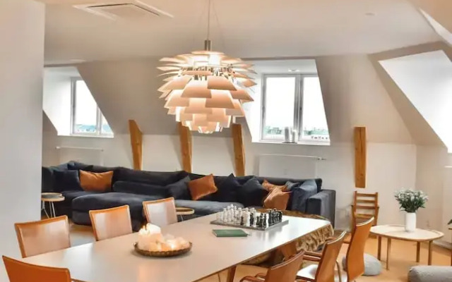 Central Penthouse With Private Rooftop Terrace