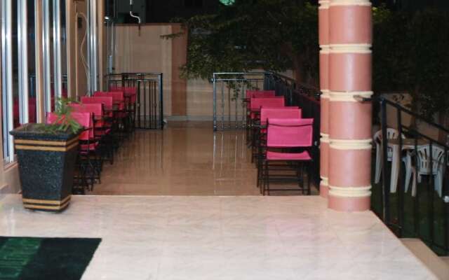 Parigha Hotel Restaurant & Pub