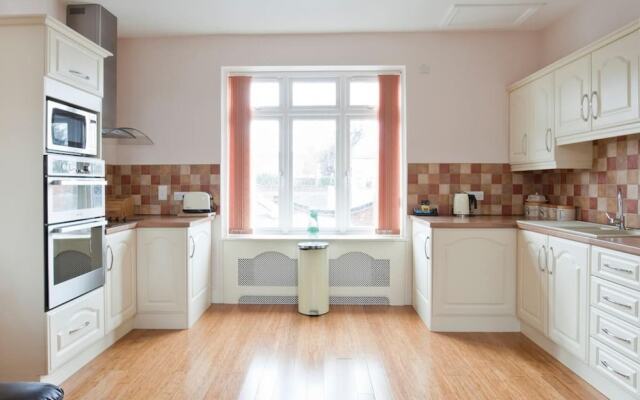 Sapphire - Spacious Apartment Near the Sea