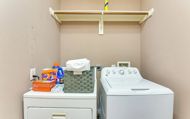 Patio, BBQ & Yard: Family Retreat in Pearland