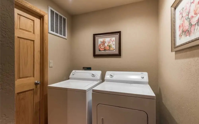 Mountain Valley View - Three Bedroom Cabin with Hot Tub