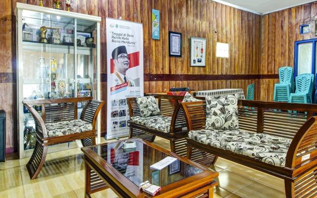 OYO HOMES 91242 Desa Wisata Cibuntu Kuningan Syariah