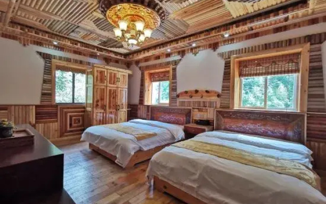Cailin Holiday Manor