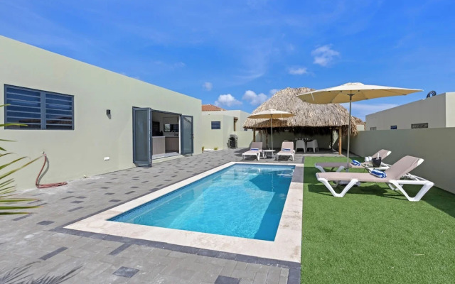 Villa pura vida with pool at mambo beach