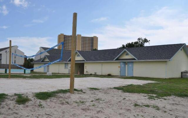 Travelodge by Wyndham Panama City Beach / Beachfront