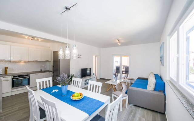 Charming Villa in Jasenice With Pool