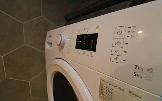 Room Emma,between bus and train station,Netflix,speed Wi-Fi