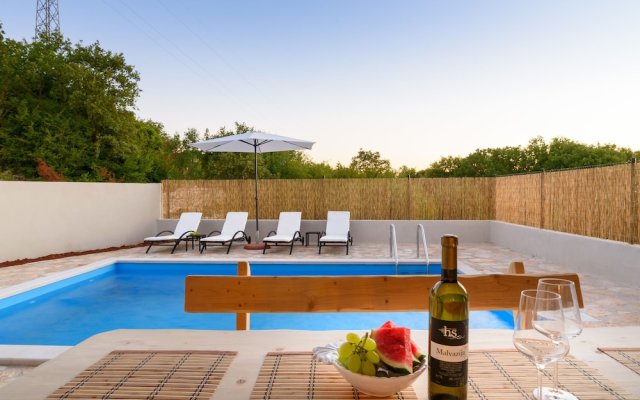 Wonderful Holiday Home With Private Pool and Covered Terrace !
