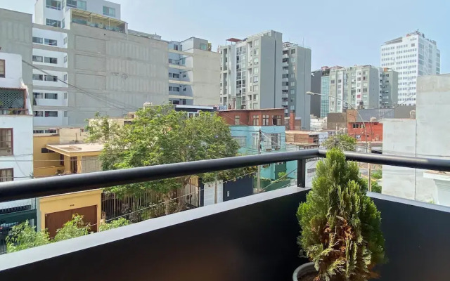 Beautiful 2BR With Balcony in Miraflores