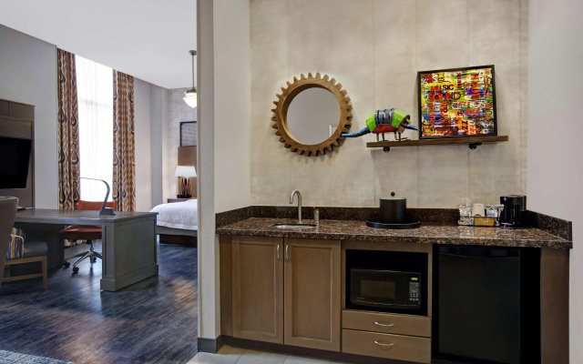 Hampton Inn & Suites Austin @ The University / Capitol